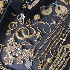 1 LB unsearched untested vintage modern jewelry lot~ mostly wearable gold silver
